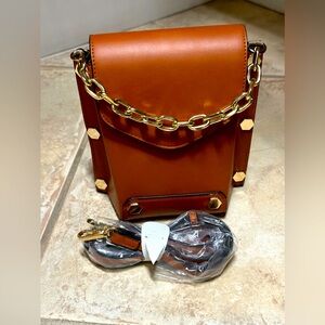 Crossbody bag in brown color with gold chain